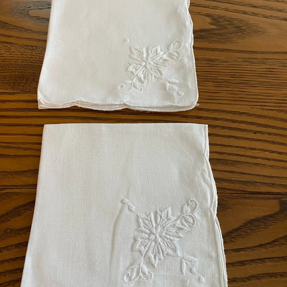 Vintage white tablecloth 40” sq and six (12” sq) napkins w/ embroidered flowers